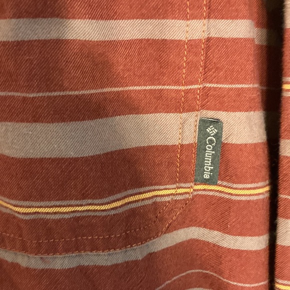 Large button down Columbia shirt gently worn - Picture 3 of 4